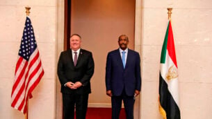 وزير الخارجية الأمريكي مايك بومبيو يقف إلى جانب الجنرال السوداني عبد الفتاح برهان، رئيس المجلس السيادي الحاكم، في العاصمة السودانية الخرطوم، 25 أغسطس، 2020. (Sudan Cabinet via AP)