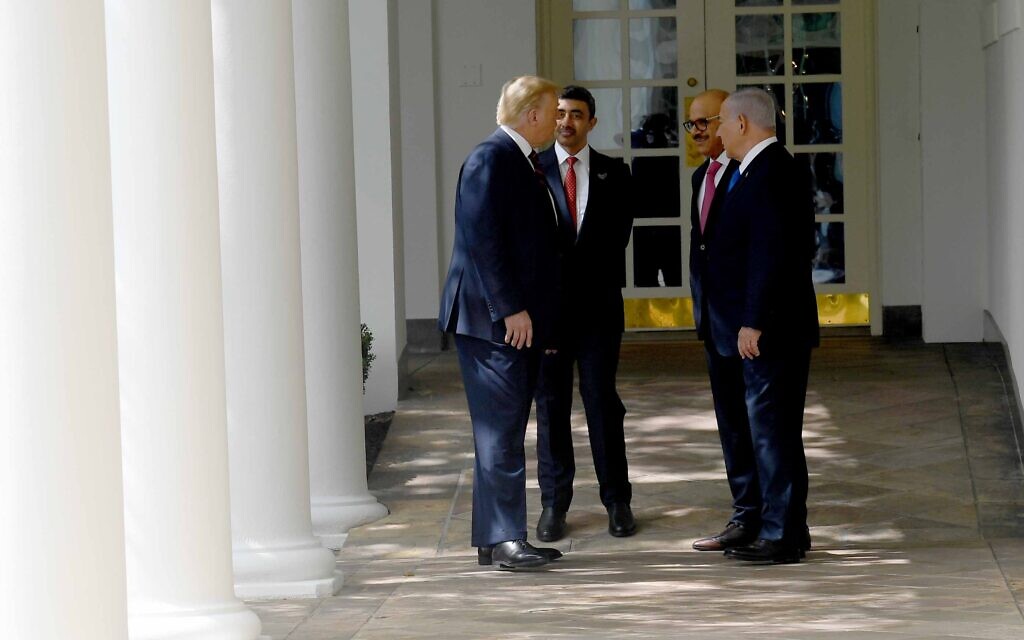من اليسار: الرئيس الأمريكي دونالد ترامب، ووزير الخارجية الإماراتي عبد الله بن زايد آل نهيان، ووزير الخارجية البحريني عبد اللطيف بن راشد الزياني، ورئيس الوزراء الإسرائيلي بنيامين نتنياهو يتحدثون في البيت الأبيض خلال مراسم  التوقيع على ’اتفاقية إبراهيم’ ، 15 سبتمبر 2020 (Avi Ohayon / GPO)