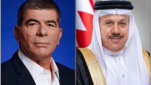 وزير الخارجية الإسرائيلي غابي أشكنازي (يسار) ونظيره البحريني عبد اللطيف بن راشد الزياني، كما تم تصويرهما في تغريدة من وزارة الخارجية البحرينية بعد أول مكالمة هاتفية علنية بينهما، 12 سبتمبر 2020 (Twitter)