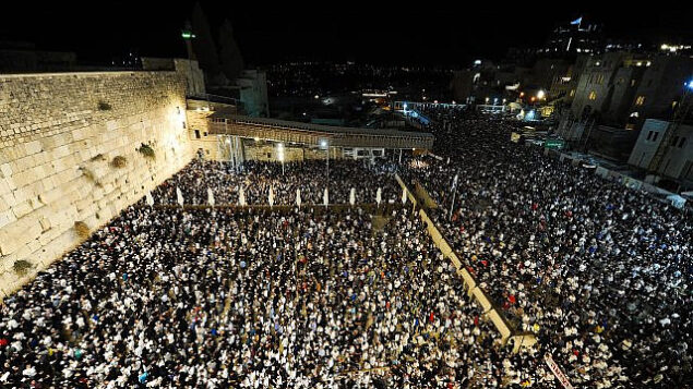 عشرات الآلاف يصلون عند حائط المبكى في البلدة القديمة في القدس في صلاة الغفران (سليحوت)، 27 سبتمبر 2019 (Mendy Hechtman / Flash90)