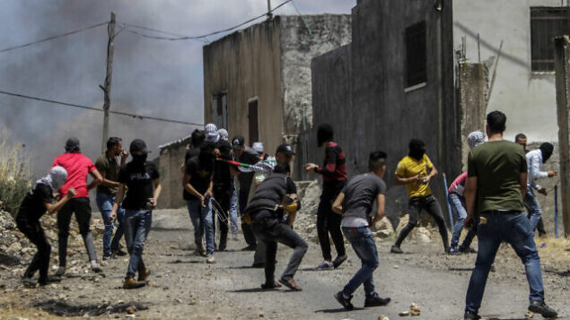 اشتباكات بين فلسطينيين وجنود إسرائيليين خلال احتجاج على خطة إسرائيل لضم أجزاء من الضفة الغربية، في قرية كفر قدوم، بالقرب من مدينة نابلس بالضفة الغربية، 19 يونيو، 2020. (Nasser Ishtayeh / Flash90)