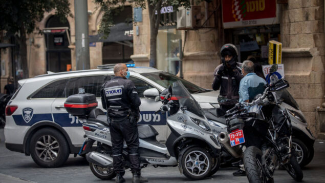 عناصر شرطة في شارع يافا في القدس، 10 اغسطس 2020 (Yonatan Sindel / Flash90)