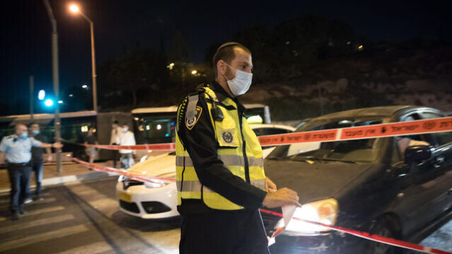 عناصر من الشرطة عند مدخل حي راموت الحريدي في القدس مع بدء سريان حظر تجول ليلي، 8 سبتمبر، 2020. (Yonatan Sindel / FLASH90)
