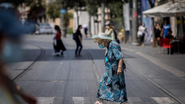 اشخاص يسيرون مع كمامات في شارع يافا بالقدس، 10 سبتمبر، 2020. (Yonatan Sindel / Flash90)