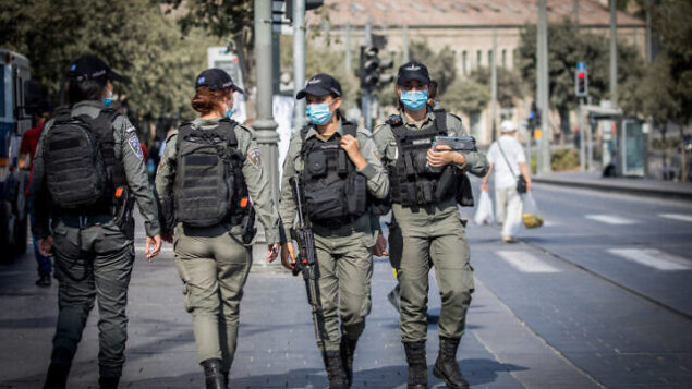 عناصر من شرطة حرس الحدود يقومون بدورية في سوق محانيه يهودا في القدس، 18 سبتمبر، 2020، عشية رأس السنة العبرية. (Yonatan Sindel / Flash90)