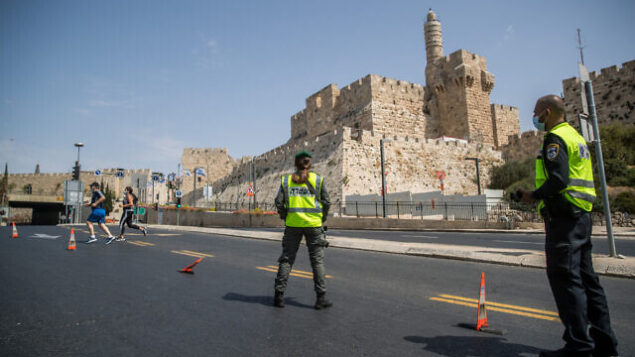 الشرطة في نقطة تفتيش مؤقتة خارج البلدة القديمة في القدس، خلال إغلاق في جميع أنحاء البلاد بسبب فيروس كورونا، 19 سبتمبر 2020 (Yonatan Sindel / Flash90) الشرطة في نقطة تفتيش مؤقتة خارج البلدة القديمة في القدس، خلال إغلاق في جميع أنحاء البلاد بسبب فيروس كورونا، 19 سبتمبر 2020 (Yonatan Sindel / Flash90)