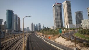 طريق أيالون السريع الخالي في تل أبيب، 20 سبتمبر 2020 (Miriam Alster / Flash90)