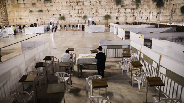 رجال يهود يصلون طلبا للمغفرة (سليحوت)، عند حائط المبكى، في البلدة القديمة في القدس، 26 سبتمبر 2020 (Yonatan Sindel / Flash90)