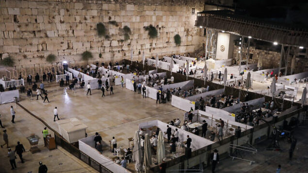 رجال يهود يصلون طلبا للمغفرة (سليحوت)، عند حائط المبكى، في البلدة القديمة في القدس، 26 سبتمبر 2020 (Yonatan Sindel / Flash90)