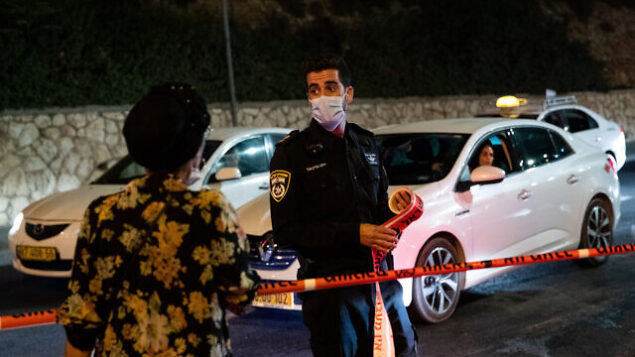 الشرطة عند مدخل حي راموت في القدس مع دخول حظر تجول بسبب فيروس كورونا حيز التنفيذ، 8 سبتمبر، 2020. (Yonatan Sindel / Flash90) الشرطة عند مدخل حي راموت في القدس مع دخول حظر تجول بسبب فيروس كورونا حيز التنفيذ، 8 سبتمبر، 2020. (Yonatan Sindel / Flash90)