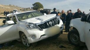 عناصر من الشرطة يقفون إلى جانب المركبة التي اصطدمت بشرطيين  في قرية أم الحيران في النقب، 18 يناير، 2017. (Israel police)
