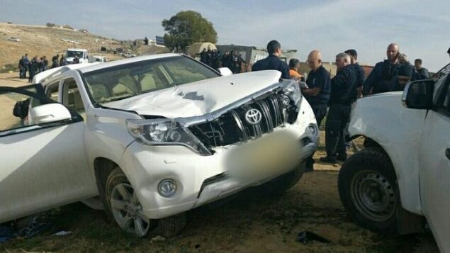 عناصر من الشرطة يقفون إلى جانب المركبة التي اصطدمت بشرطيين  في قرية أم الحيران في النقب، 18 يناير، 2017. (Israel police)
