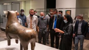 صحافيون أمريكيون وإسرائيليون خلال جولة في متحف ’لوفر’ في أبو ظبي، 31 أغسطس، 2020. (Courtesy Louvre Abu Dhabi)