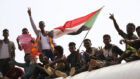 سودانيين مؤيدين للديمقراطية يحتفلون باتفاق نهائي لتقاسم السلطة مع المجلس العسكري الحاكم، 17 أغسطس 2019، في العاصمة الخرطوم. (AP Photo)