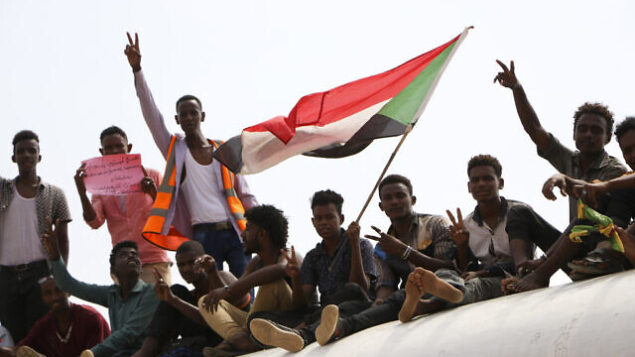 سودانيين مؤيدين للديمقراطية يحتفلون باتفاق نهائي لتقاسم السلطة مع المجلس العسكري الحاكم، 17 أغسطس 2019، في العاصمة الخرطوم. (AP Photo)