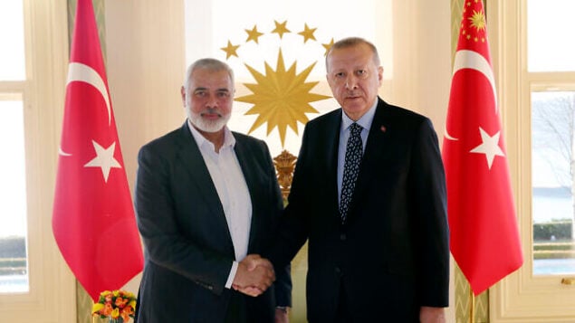 الرئيس التركي رجب طيب أردوغان يصافح  رئيس المكتب السياسي لحركة حماس إسماعيل هنية، قبيل لقائهما في اسطنبول، 1 فبراير، 2020. (Presidential Press Service via AP، Pool)