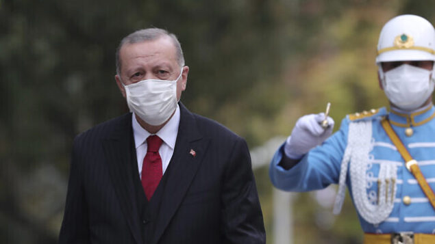 الرئيس التركي رجب طيب أردوغان يتفقد حرس الشرف العسكري في البرلمان، في العاصمة التركية أنقرة، 1 أكتوبر 2020. (Turkish Presidency via AP. Pool)