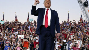 الرئيس الأمريكي دونالد ترامب يصل إلى تجمع انتخابي في مطار أورلاندو سانفورد الدولي، في سانفورد، فلوريدا، 12 أكتوبر 2020 (AP / Evan Vucci)