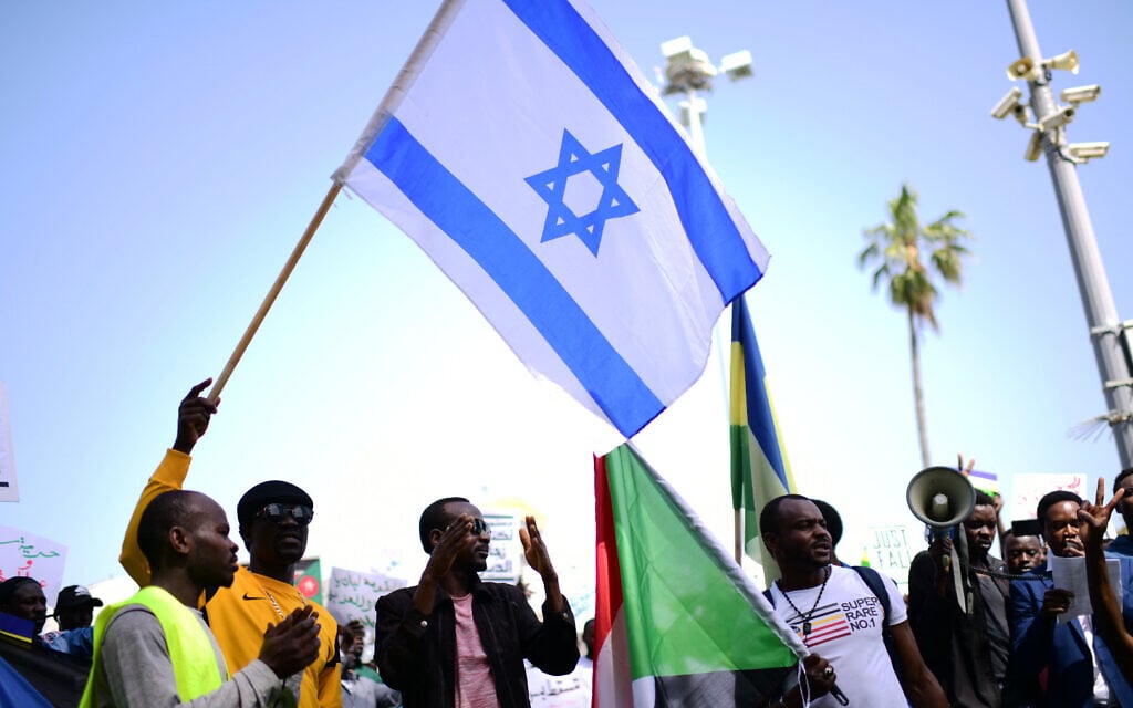 سودانيون يتظاهرون دعما لشعبهم في السودان، جنوب تل أبيب، 13 أبريل، 2019. (Tomer Neuberg / Flash90)