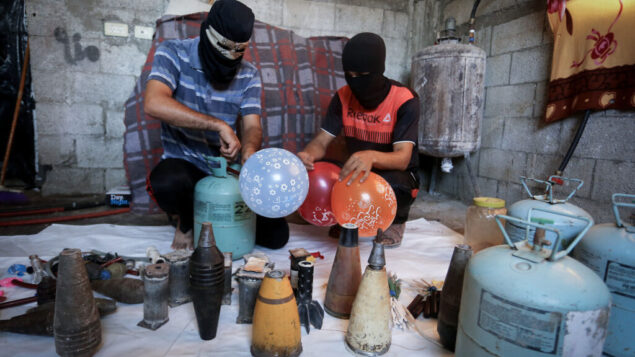 فلسطينيون في مدينة رفح جنوب غزة يعدون بالونات حارقة لإطلاقها باتجاه إسرائيل، 8 أغسطس 2020 (Abed Rahim Khatib / Flash90)