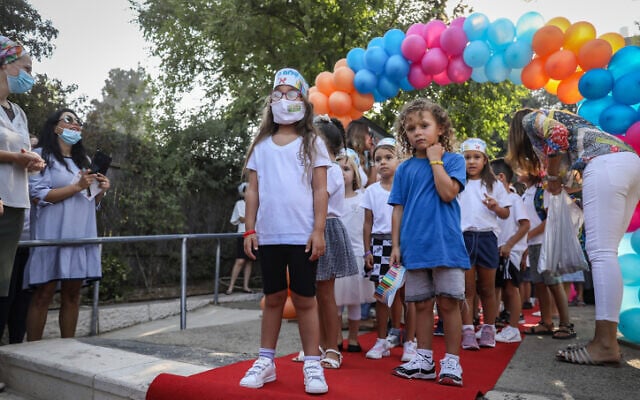ئيس بلدية القدس يلتقي بتوأمين إسرائيليين  في أول يوم لهما في الصف الأول في مدرسة في القدس، 1 سبتمبر، 2020. (Noam Revkin Fenton / Flash90)