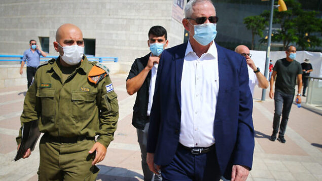 وزير الدفاع بيني غانتس يتحدث إلى جنود قيادة الجبهة الداخلية للجيش الإسرائيلي خلال زيارة في مدينة أشدود جنوب إسرائيل، 14 سبتمبر، 2020. (FLASH90)