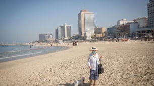 أشخاص على الشاطئ في تل أبيب، خلال إغلاق كامل على مستوى البلاد، 7 أكتوبر، 2020. (Miriam Alster / FLASH90)
