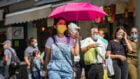 إسرائيليون يتسوقون في سوق محانيه يهودا في القدس، 22 أكتوبر، 2020. (Olivier Fitoussi / Flash90)