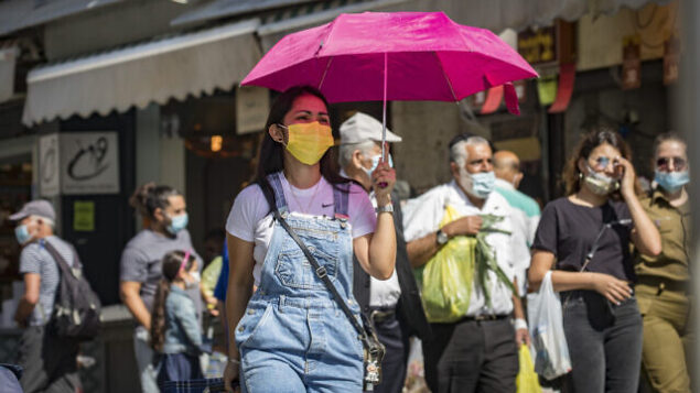 إسرائيليون يتسوقون في سوق محانيه يهودا في القدس، 22 أكتوبر، 2020. (Olivier Fitoussi / Flash90)