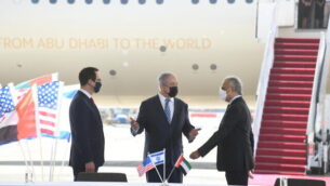 وزير الخزانة الأمريكي ستيفن منوشين (إلى اليسار)، ورئيس الوزراء بنيامين نتنياهو (وسط)، ووزير الدولة للشؤون المالية الإماراتي عبيد حميد الطاير (يمين) في مطار بن غوريون، 20 أكتوبر، 2020. (Amos Ben Gershom / GPO)