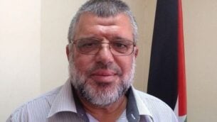 القيادي في حركة حماس حسن يوسف في مكتبه برام الله، 30 يوليو، 2015. (Elhanan Miller / Times of Israel)