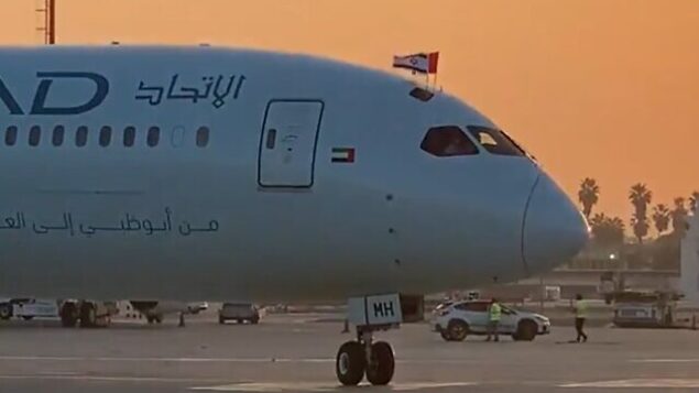طائرة تابعة لشركة ’الإتحاد’ تهبط في مطار بن غوريون، 19 أكتوبر، 2020. (Screen grab/Kan)