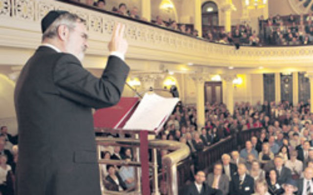 Commonwealth Chief Rabbi Sir Jonathan Sacks delivers a sermon at the Great Synagogue, Sydney, in 2006. Photo: AJN file