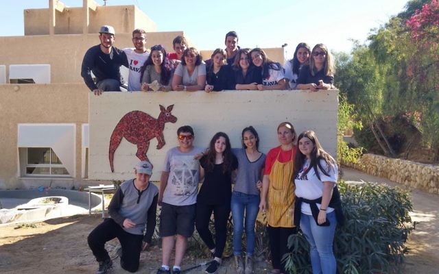 AUJS visitors in the Arava.