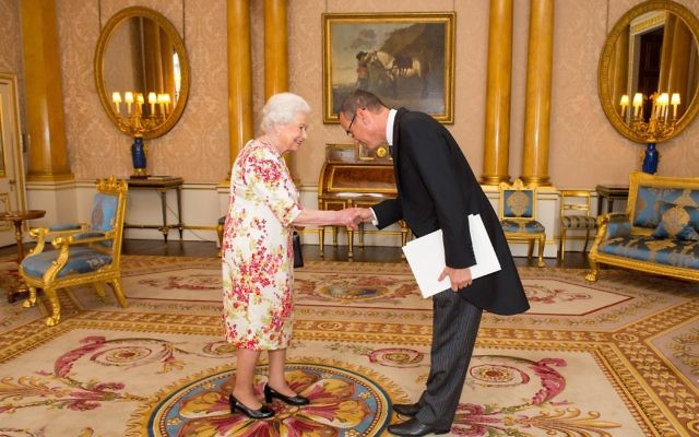 Israel's new ambassador to the United Kingdom, Mark Regev, greeting Queen Elizabeth at Buckingham Palace last week.
Photo: Embassy of Israel.