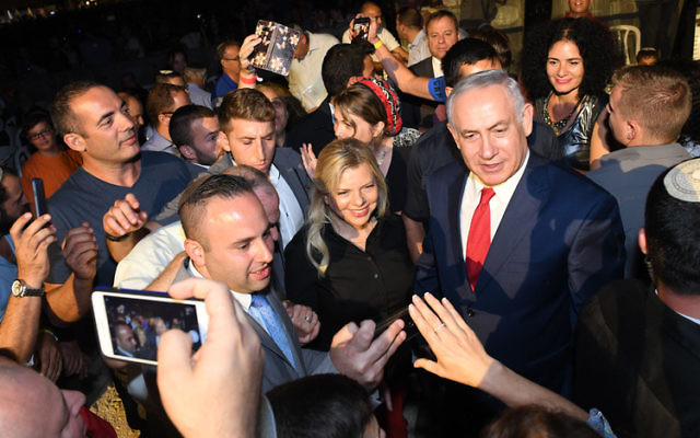 Prime Minister Benjamin Netanyahu's former chief-of-staff and his lawyer have been arrested in connection with a corruption probe, as well as a former cabinet minister.
Photo: Kobi Gideon / GPO.