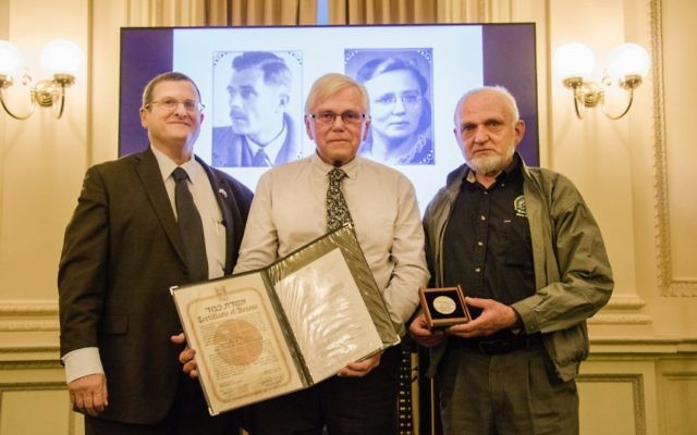 Shmuel Ben-Shmuel with Hans and Peter van Meurs.
Photo: Daniel Goodrich
