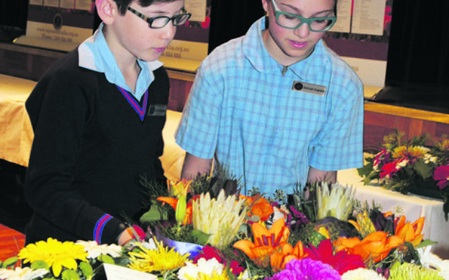 Sholem Aleichem school captains Hillel Ringelblum and Ella Simons lay a wreath at the VAJEX service.
Photo: Pinchos Cylich
