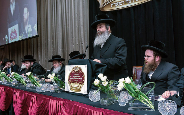 Rabbi Shlomo Kohn addressing guests at his welcome banquet.
Photo: Yumi Koppel Rabbi Shlomo Kohn addressing guests at his welcome banquet.
Photo: Yumi Koppel
