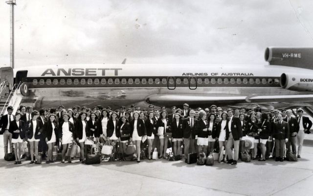 Maccabi Victorian carnival team arriving for the 1969/70 Perth carnival. Maccabi Victorian carnival team arriving for the 1969/70 Perth carnival.