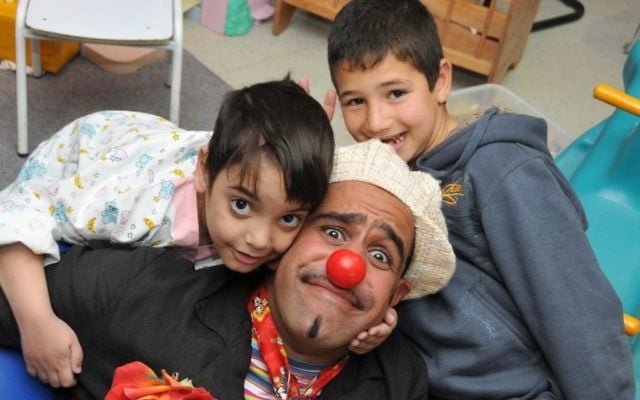 David "DuSH" Barashi, Hadassah Hospital’s head medical clown, with two young admirers. David "DuSH" Barashi, Hadassah Hospital’s head medical clown, with two young admirers.