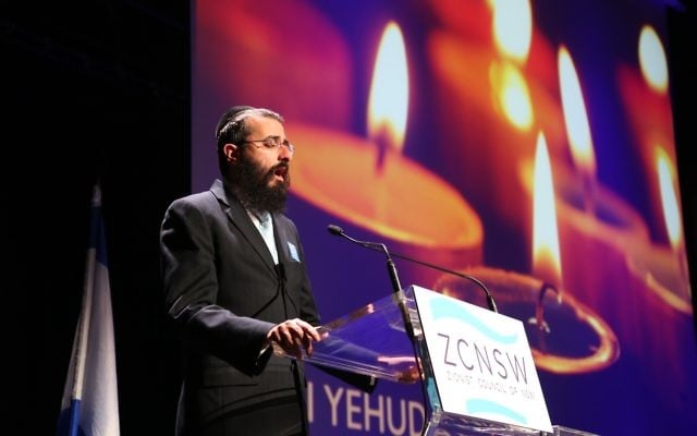 Rabbi Yehuda Niasoff singing memorial prayers at the Yom Hazikaron service in 2016. Photo: Giselle Haber. Rabbi Yehuda Niasoff singing memorial prayers at the Yom Hazikaron service in 2016. Photo: Giselle Haber.