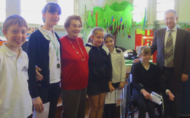 Students Joel Gross, Sarah Apfelbaum, Emily Scharrmacher, Orly Jacobs and Abigail Apfelbaum with living historian Gerty Jellinek and school principal Michael Jones.