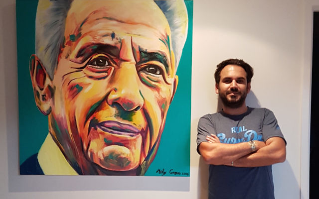 Moty Grau with the painting of Shimon Peres. Moty Grau with the painting of Shimon Peres.