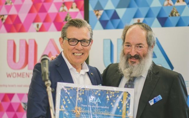 Harold Finger (left), UIA Australia president, presents Shlomo Werdiger, outgoing UIA Victoria president, with an Askan Award. Harold Finger (left), UIA Australia president, presents Shlomo Werdiger, outgoing UIA Victoria president, with an Askan Award.