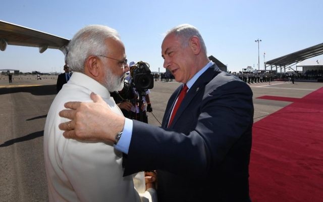 Benjamin Netanyahu greeted Indian Prime Minister Narendra Modi at the airport. Benjamin Netanyahu greeted Indian Prime Minister Narendra Modi at the airport.