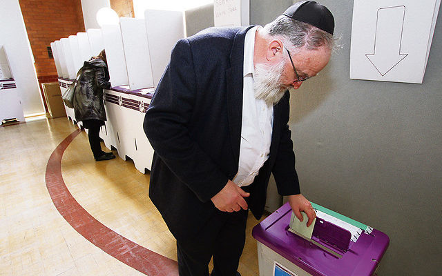 The AJN’s Yossi Aron early voting at
a previous federal election.
Photo: Peter Haskin The AJN’s Yossi Aron early voting at
a previous federal election.
Photo: Peter Haskin