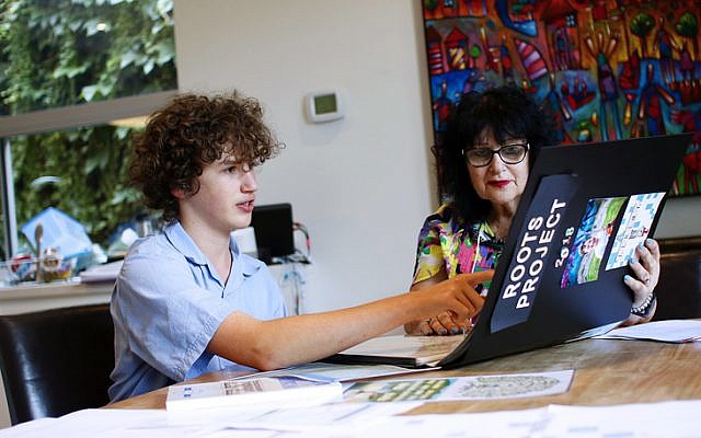 Jeremy Arndt discusses his roots
project with Liz James of the AJGS.
Photo: Peter Haskin