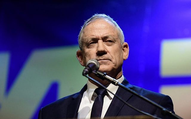 Blue and White party leader Benny Gantz speaks during a demonstration held by Israeli opposition parties outside the Tel Aviv Museum, May 25, 2019. (Tomer Neuberg/Flash90)
