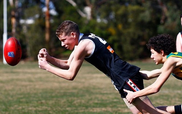 Gabe Jotkowitz gets a handball away for AJAX in their U15 boys' semi-final win against Oakleigh at DW Lucas Oval, East Malvern on August 25. Photo: Peter Haskin Gabe Jotkowitz gets a handball away for AJAX in their U15 boys' semi-final win against Oakleigh at DW Lucas Oval, East Malvern on August 25. Photo: Peter Haskin